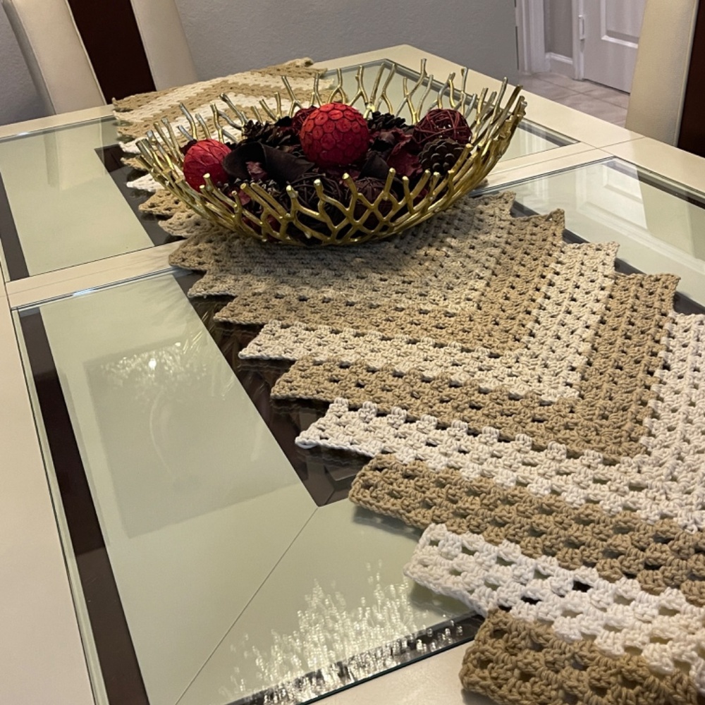 Table runner - Picture 3 of 3